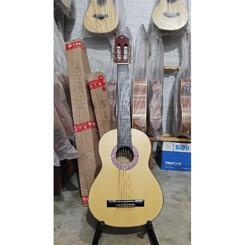 Gitar 3/4 Yamaha Akustik Clasik C315 Senar Nilon Tanem Besi