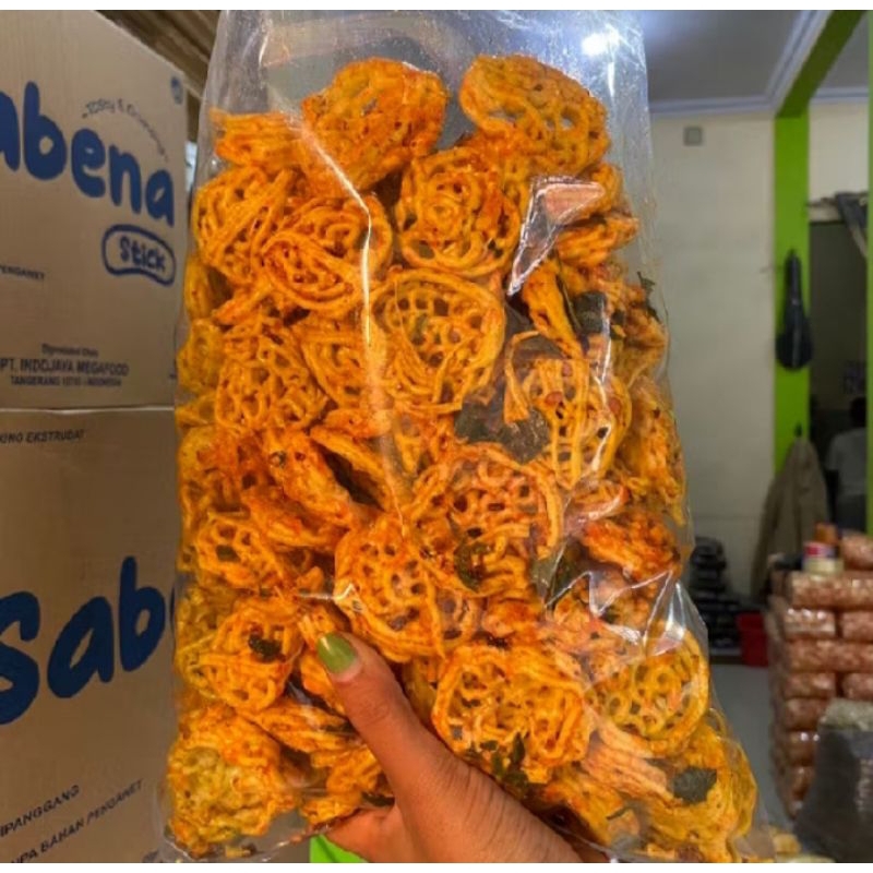 

kerupuk mie pedas/kerupuk pedas/makanan pedas wangi daun jeruk 500 gr dan 250 gr