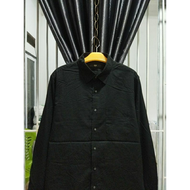 kemeja hitam Uniqlo lengan panjang pria L