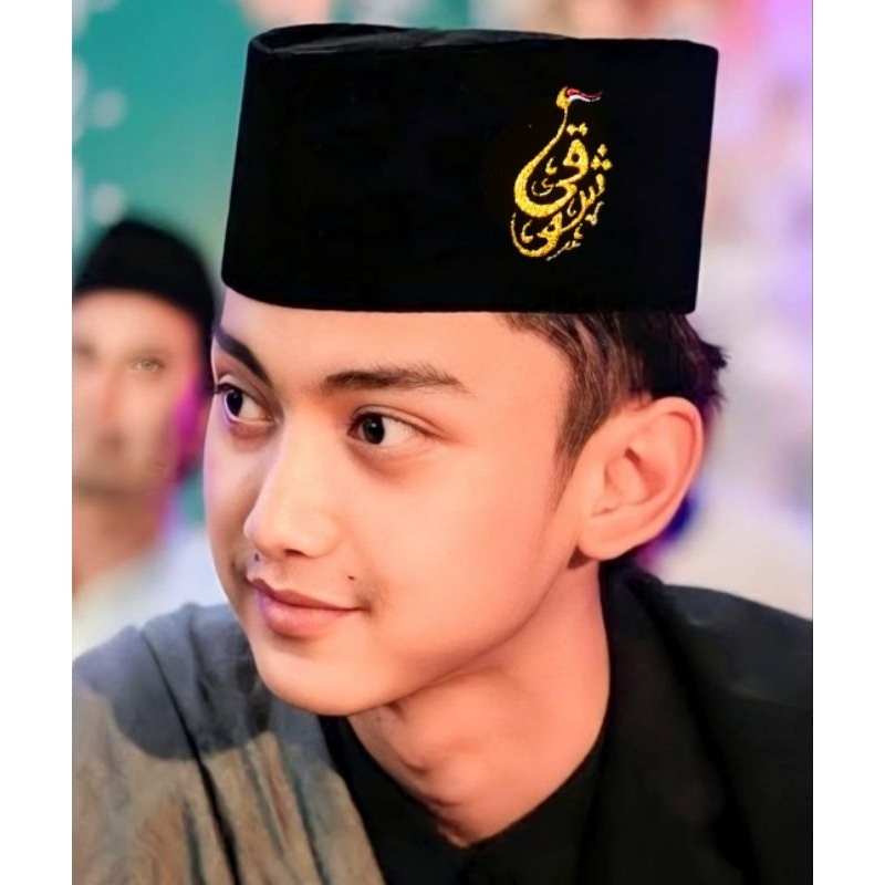 songkok nama kaligrafi tinta emas.