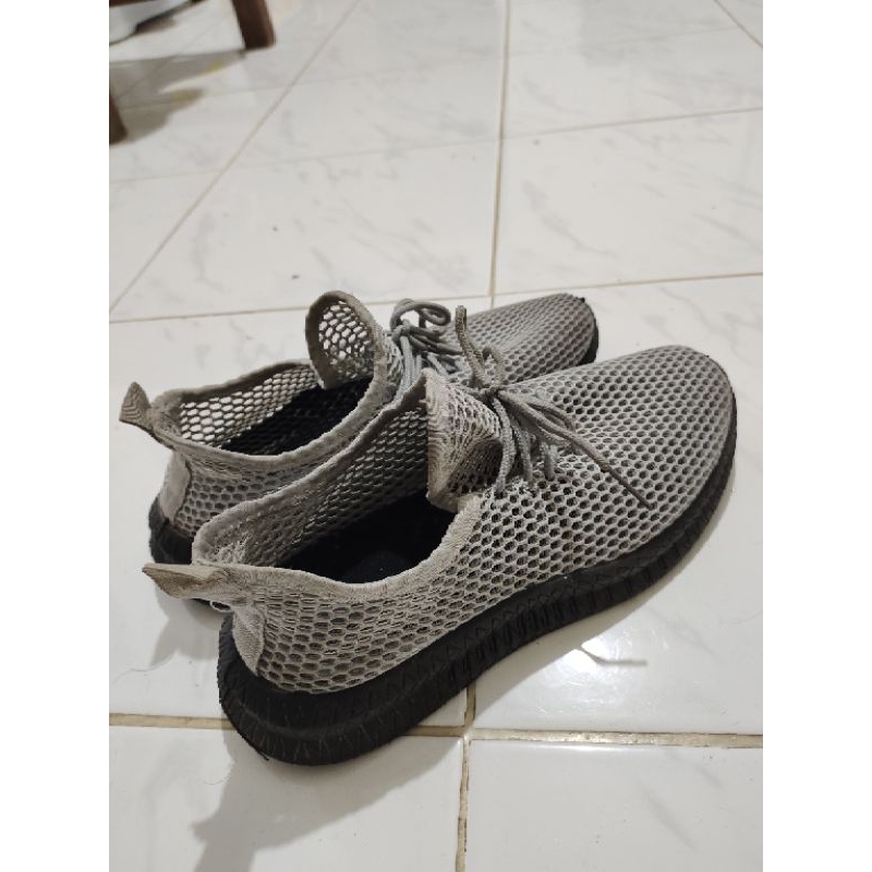 Second thrift sepatu running abu abu UK 40