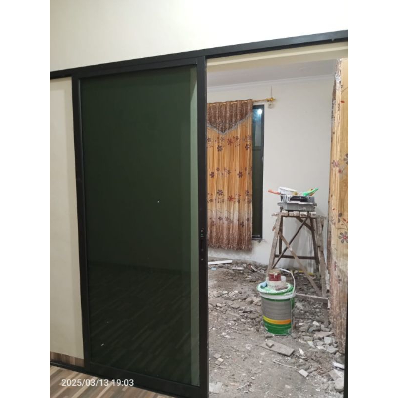Pintu kamar aluminium kaca model sliding/geser rell atas bawah dan kaca ribent 6mm