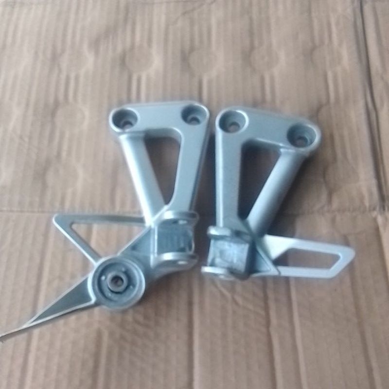 POSTEP FOOSTSTEP DUDUKAN PIJAKAN KAKI BELAKANG YAMAHA SCORPIO JAMIN ORI