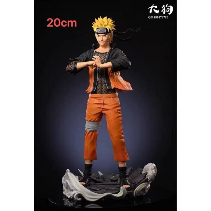 figure anime Naruto berdiri