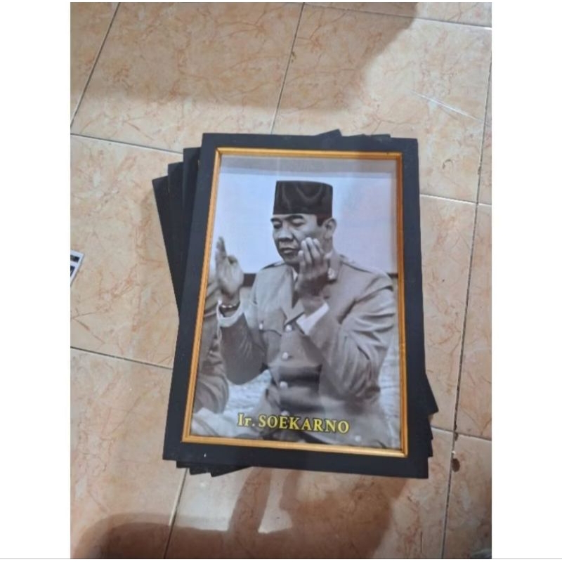 Hiasan dinding cetak poster IR.SOEKARNO ukuran 35*52