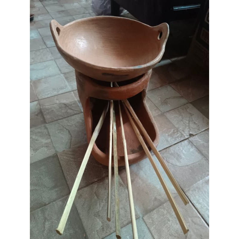 gerabah tungku tanah liat. kompor untuk kayu bakar