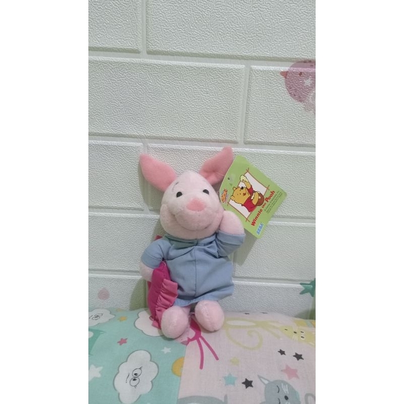 piglet kecil gemes pake kostum membawa bantal