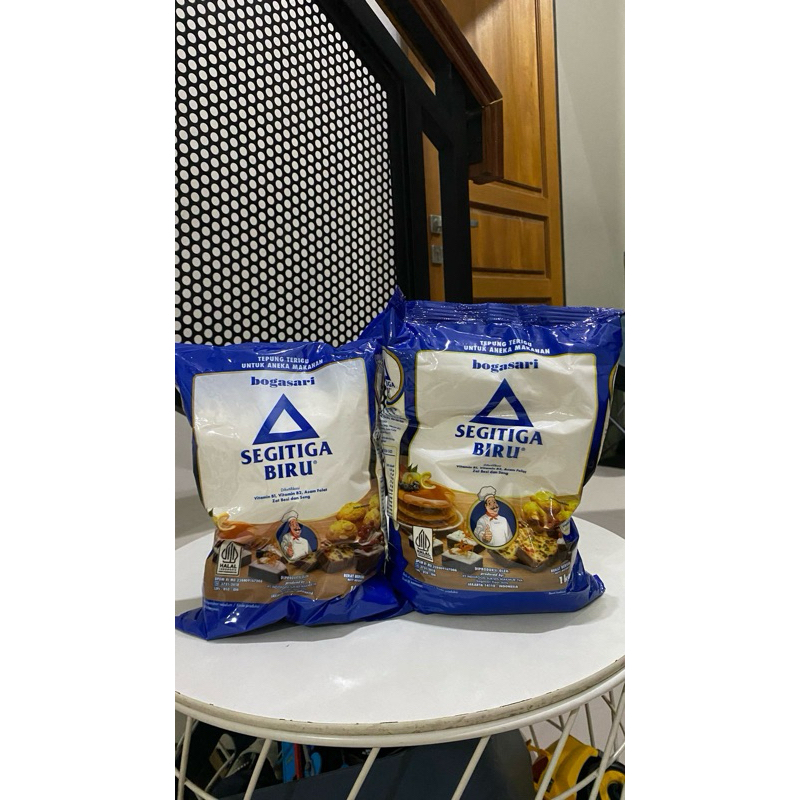

Tepung terigu segitiga biru 1 kg