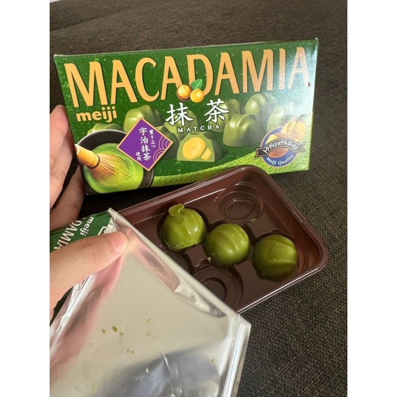 

Meiji macadamia matcha