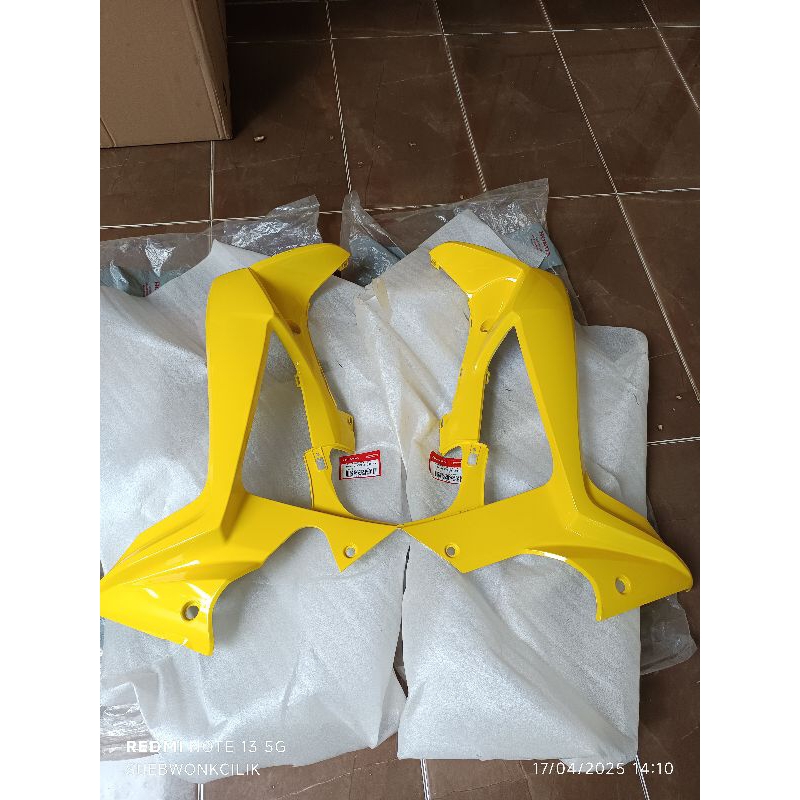 cover sayap depan kiri kanan honda supra x125 batman kuning original ahm