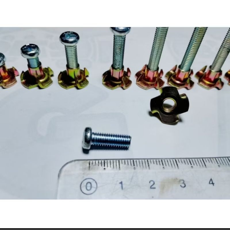 Baut cakar obeng Plus