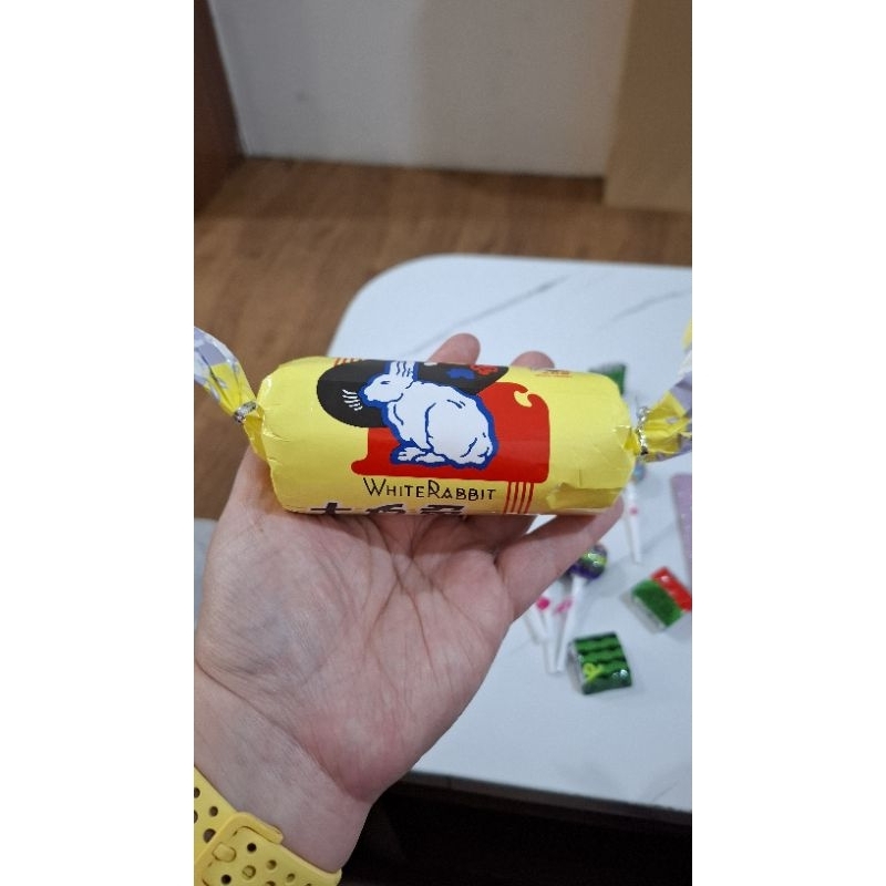 

Permen white rabbit rasa pisang