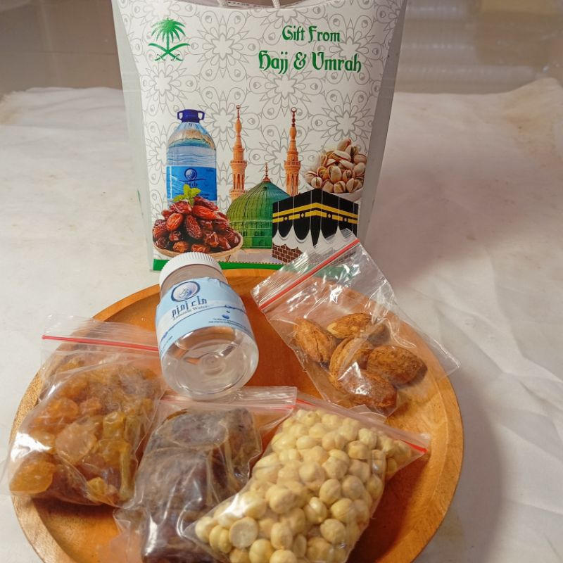 

Paket oleh oleh umrah 5 macam / kacang arab / kismis asam manis / kurma mesir / kacang almond / air zam zam / oleh oleh haji