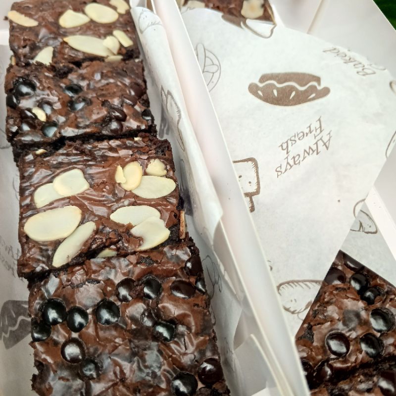 

FUDGY BROWNIES 7x22 almond chocochips