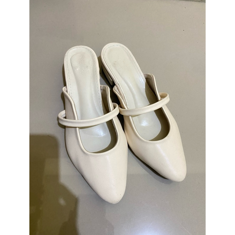 Ivory Sandals | Preloved