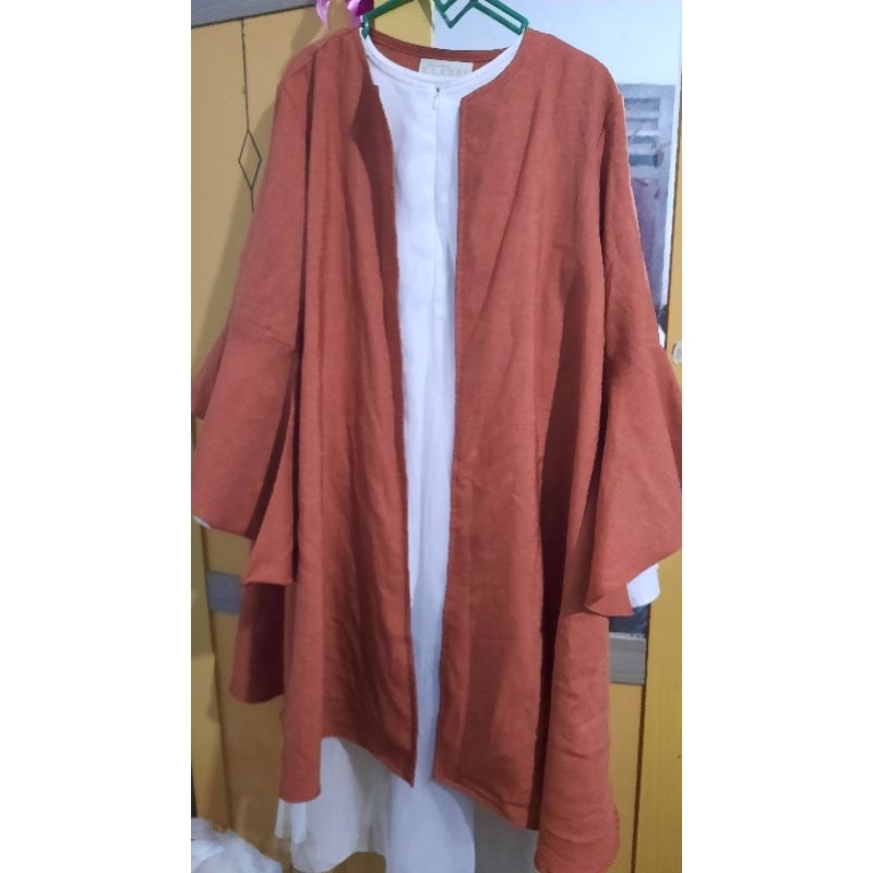 blus dan outher wearing klamby