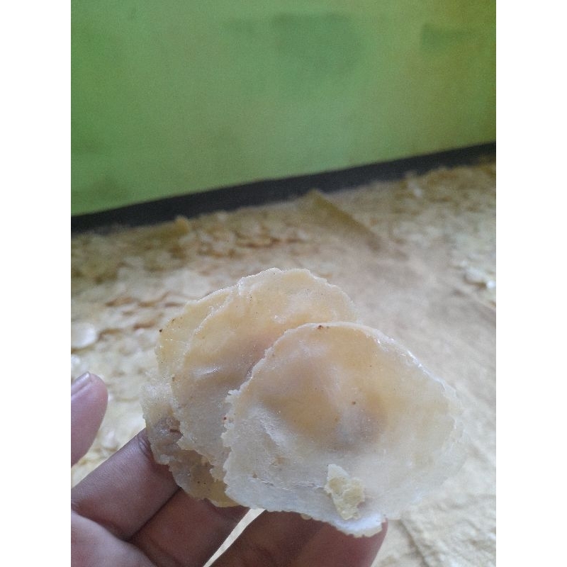 

Emping Belinjo agak lebar terdiri dari 3-4 Biji (LB) kemasan 500gram Khas Limpung