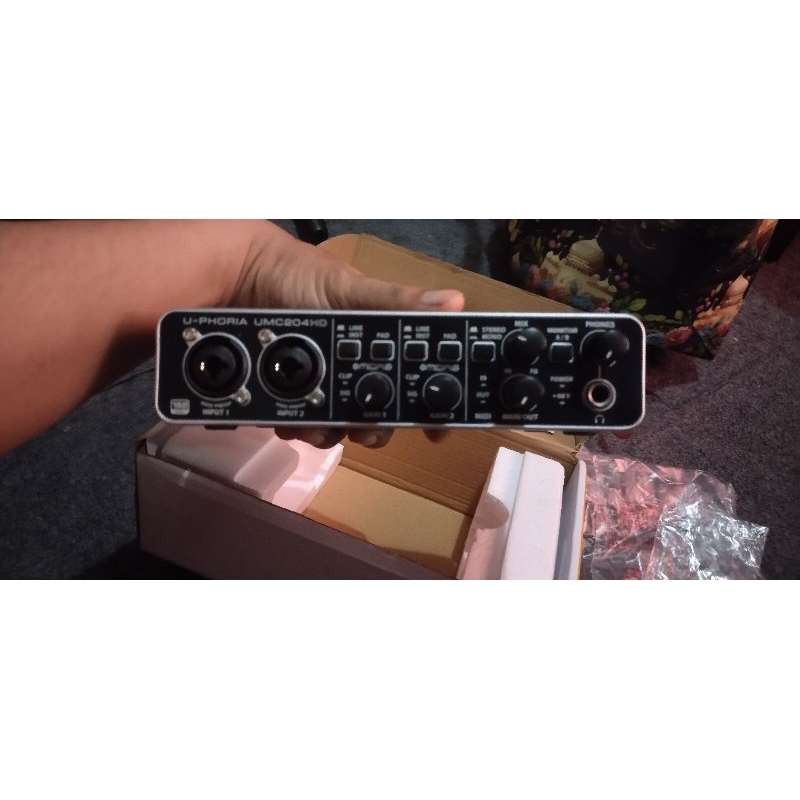 soundcard Behringer umc 204 hd bekas