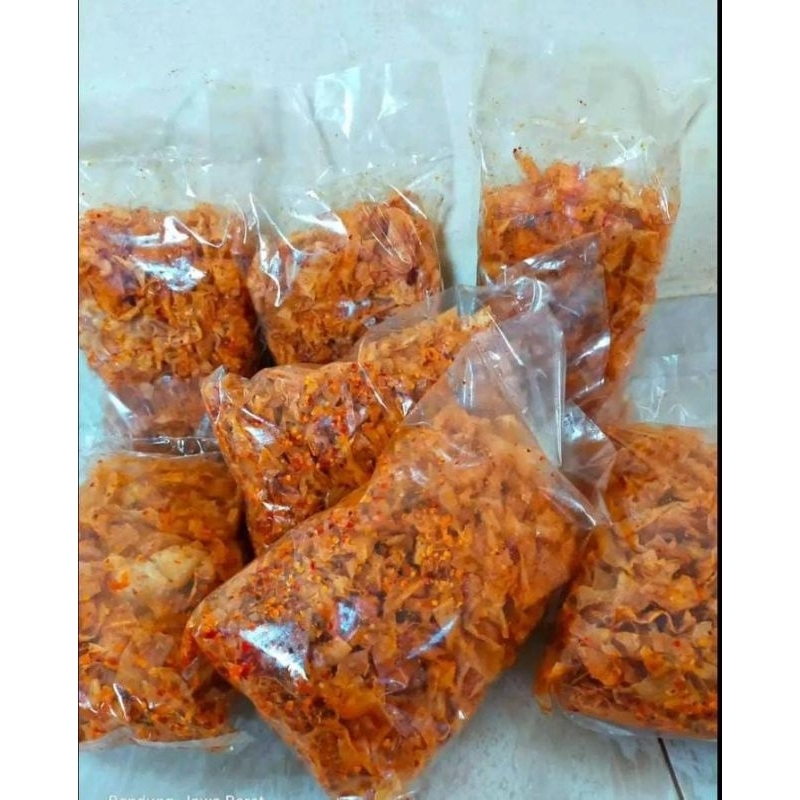 

KRIWILL PEDAS HOT Keripik singkong kriwil pedas daun jeruk enak