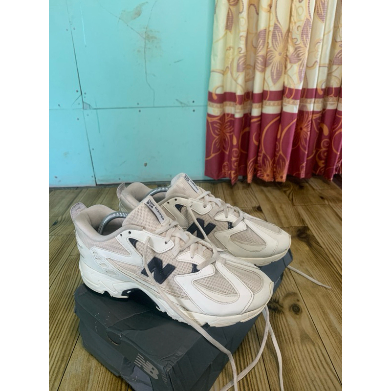 SEPATU NB 827