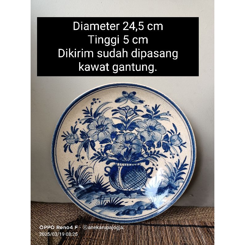 Piring keramik lukis motif bunga biru putih untuk dekorasi hiasan dinding sudah di pasang kawat untu