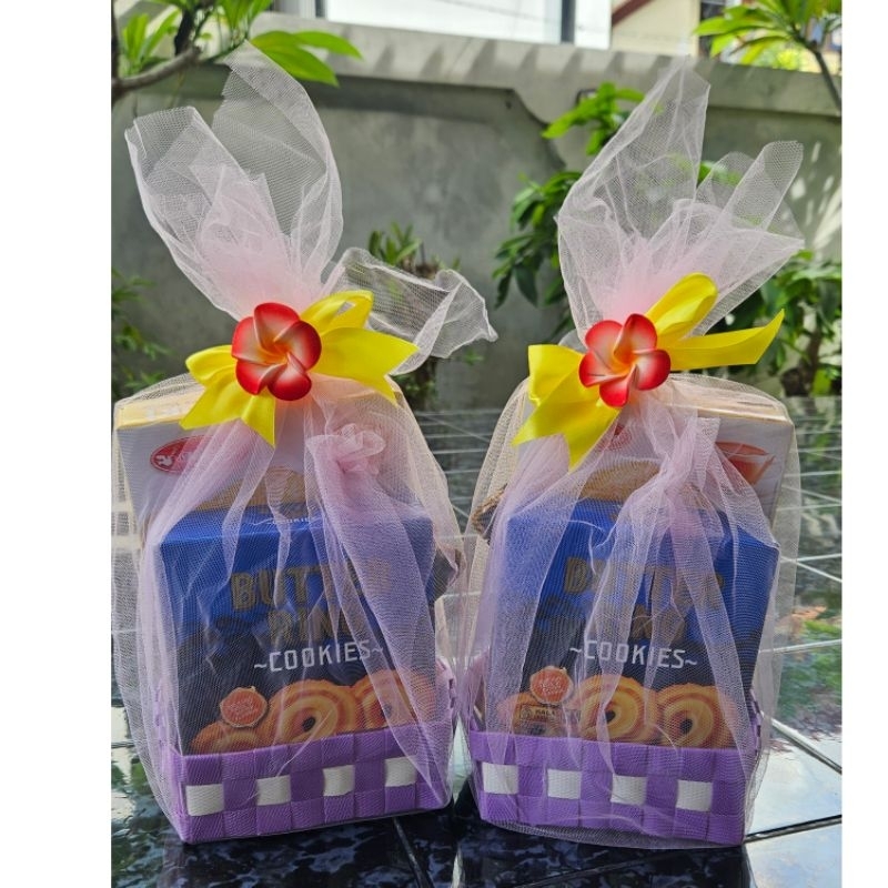 

Hampers/Bingkisan Hari Raya Minimalis Snack Kotak Kering + Dupa + Korek + Bokor/Besek Anyaman Plastik Hiasan Tile Pita Dan Bunga