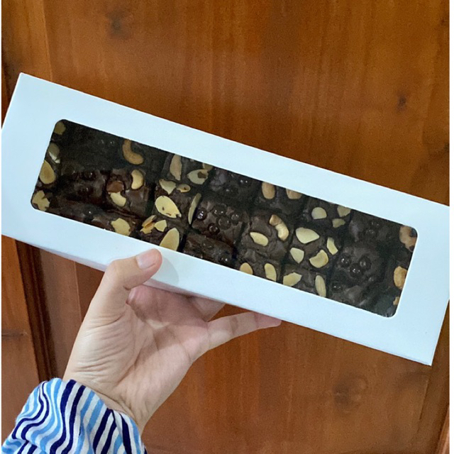 

Fudgy brownies 27 pcs ukuran 30 cm x 10 cm