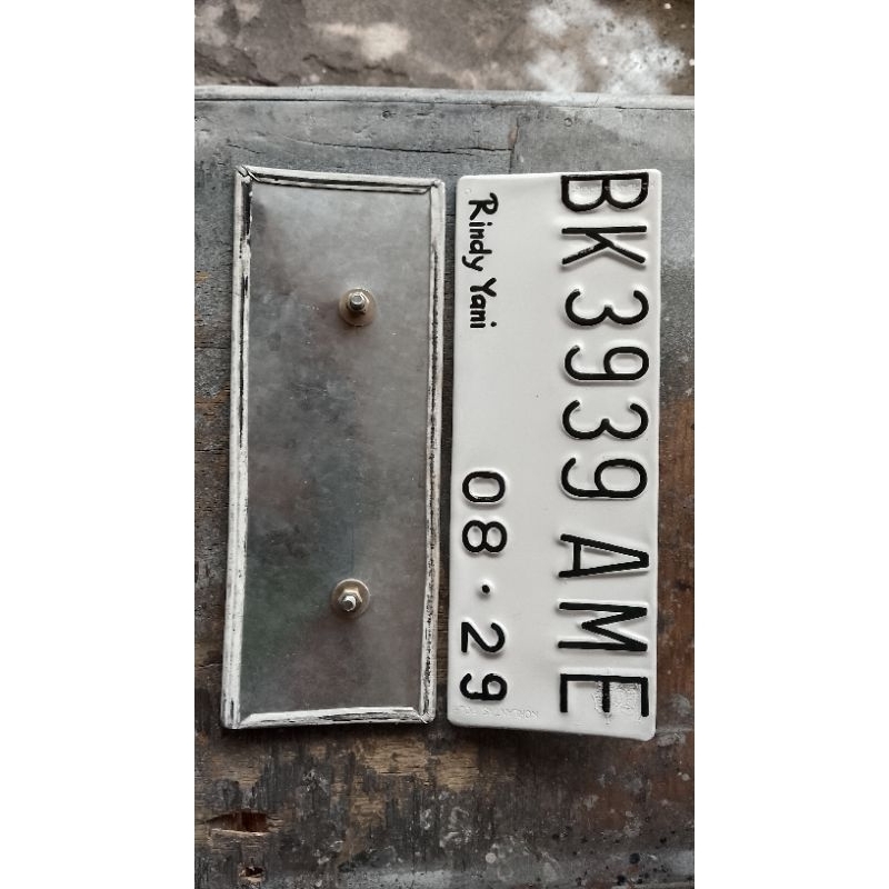 Plat Motor Berlogo Pake Baut Tanam Huruf dan Angka DiTulis Cat