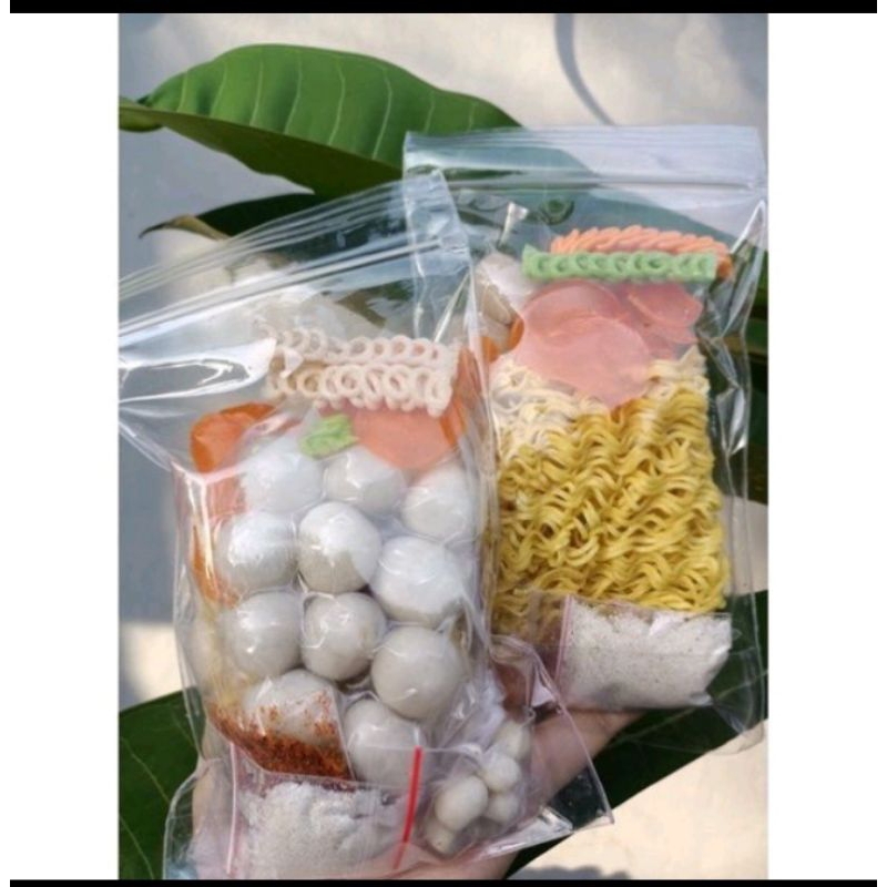 

seblak cilok/bakso aci(ciloknya ada isinya) 8.000 per pcs.UKURAN BESAR.