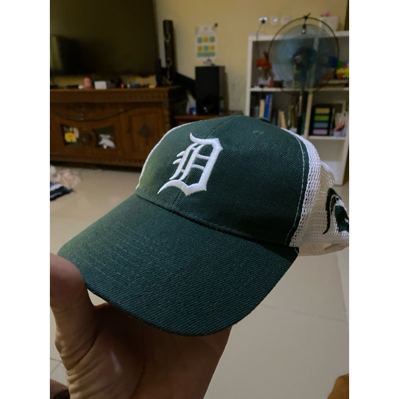 preloved topi jaring logo D