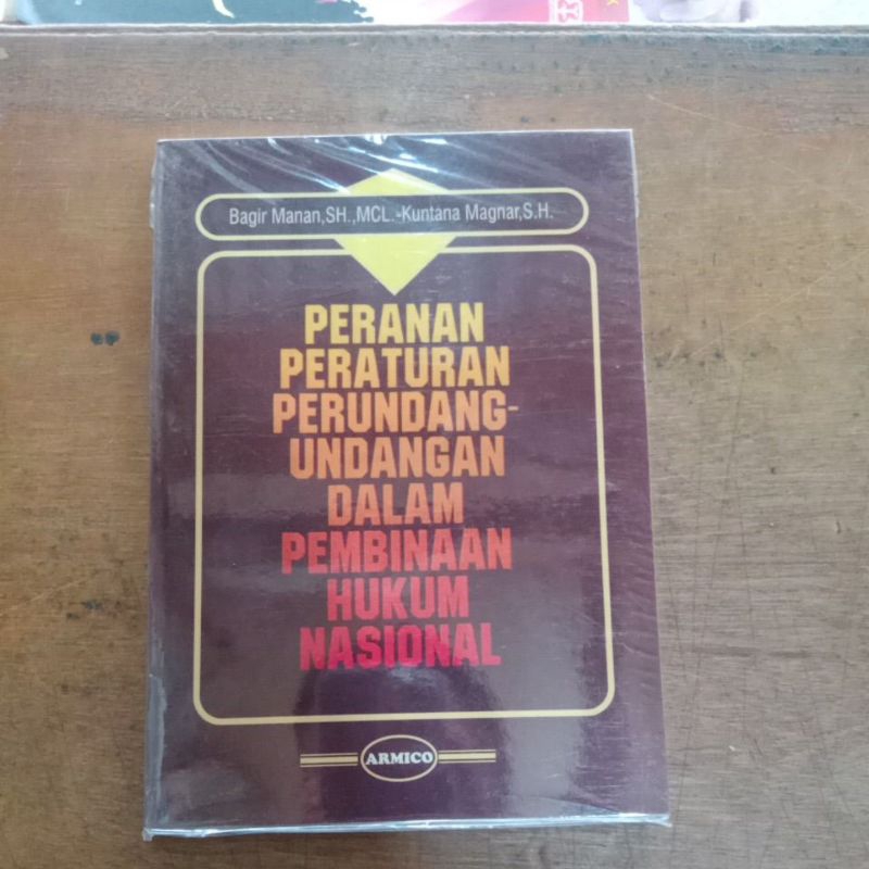 PERANAN PERATURAN PERUNDANG-UNDANGAN DALAM PEMBINAAN HUKUM NASIONAL.Bagir Manan,SH.,MCL