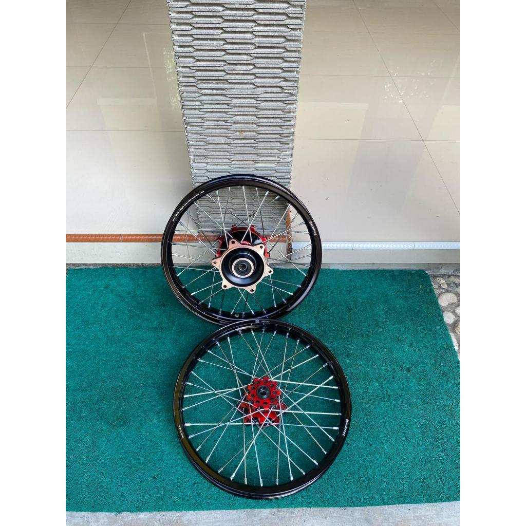 Velg Scarlet Semi Cacing CRF Ring 17 Tanpa Ban Wheelset Surex CRF Velk Scarlet Racing