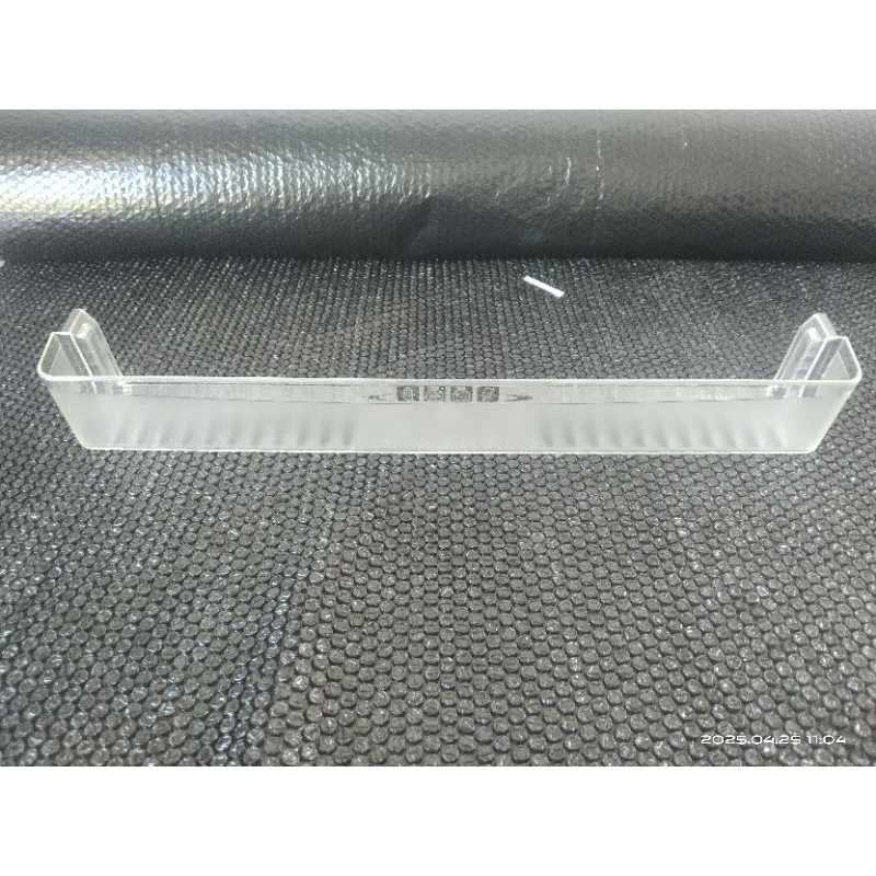 Rak botol kulkas Sharp 2 pintu rak botol bagian pintu frezeer kulkas Sharp 2 pintu type SJ-63L-A2W