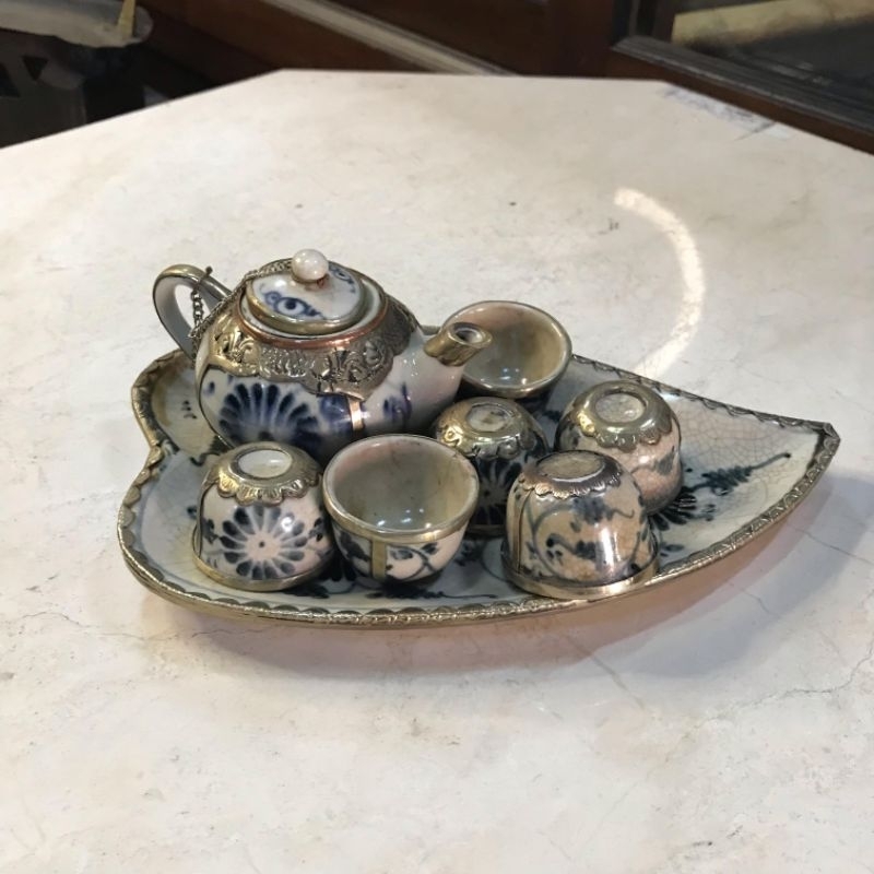 Set Teko Teh Tea Set Mini Keramik China Biru Putih dengan Piring Bentuk Daun dan Ornamen Kuningan La