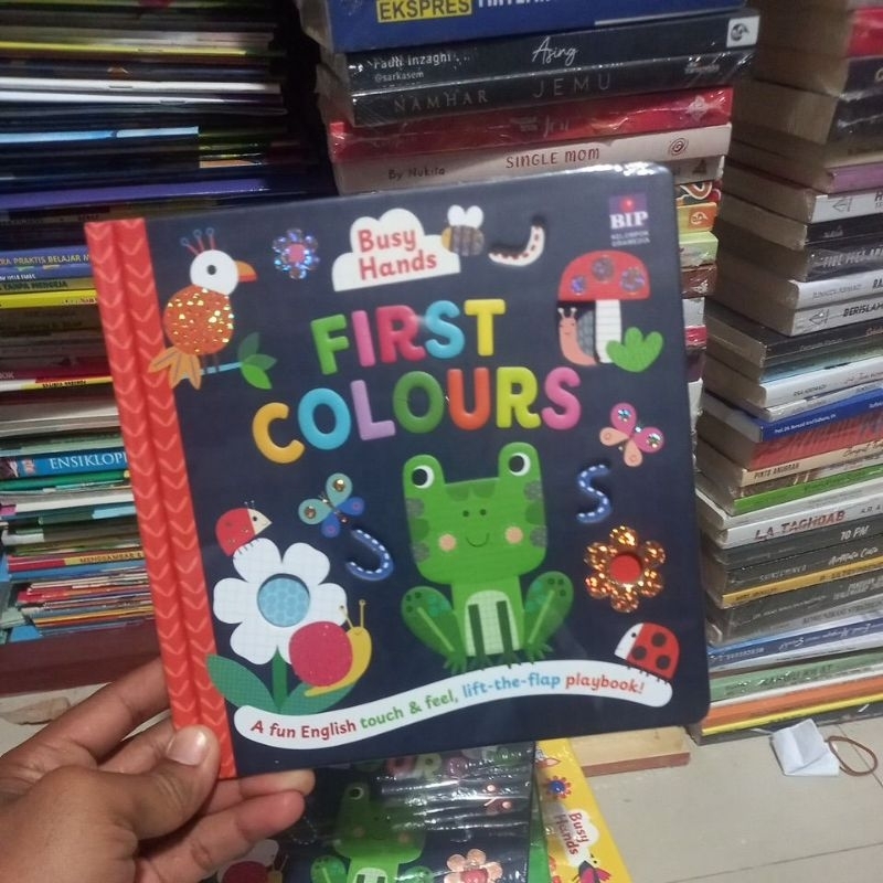 Buku busy hands first colours a fun english touch & feel lift the flap playbook