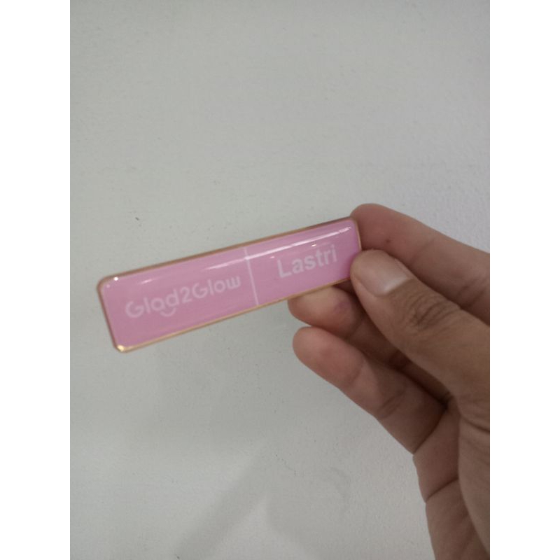 

Nametag Kuningan Gold Spesial Tulisan Putih Resin UV Premium | Nametag Glad2glow | Papan Nama Kuningan Premium UV Resin