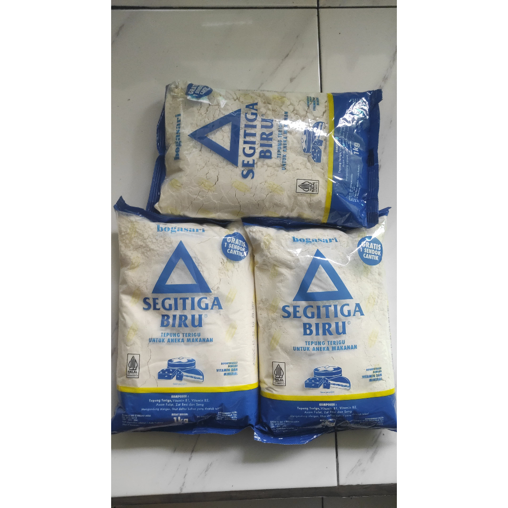 

Tepung Terigu Segitiga Biru Bogasari 1 kg Serbaguna