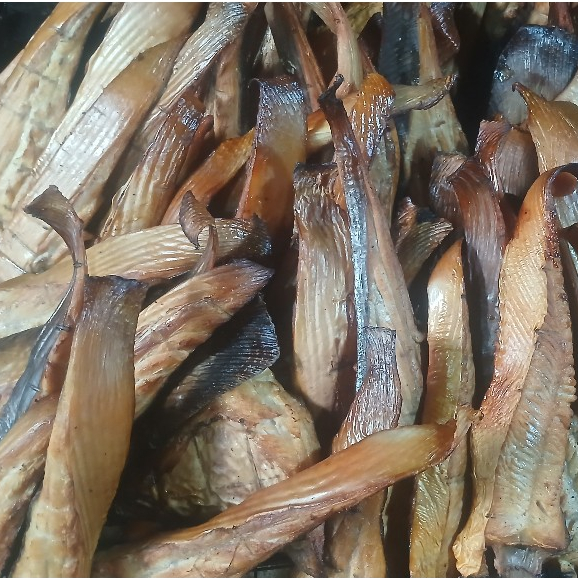 

IWAK PE ASEP EKOR IKAN PARI ASAP BUNTUT PE PANGGANG