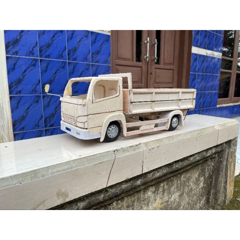 Miniatur Truk Canter Model Engkel Bak Matrial Skala 14 Ban Spon