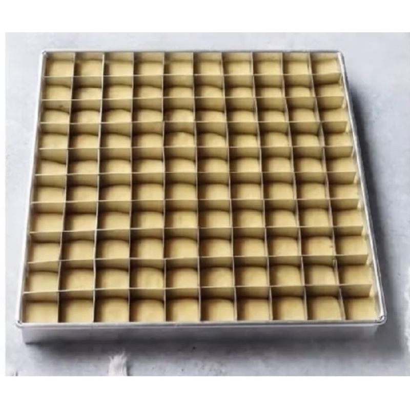 Loyang Dan Sekat 100 Lubang Ukuran 22x22x4 Cm / Loyang Sekat Brownies Anti Lengket / Cetakan Kue Bol
