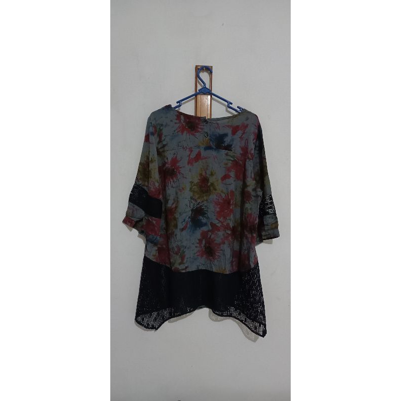 Atasan Blouse LD Besar Abstrak Bunga Fashion Second Preloved