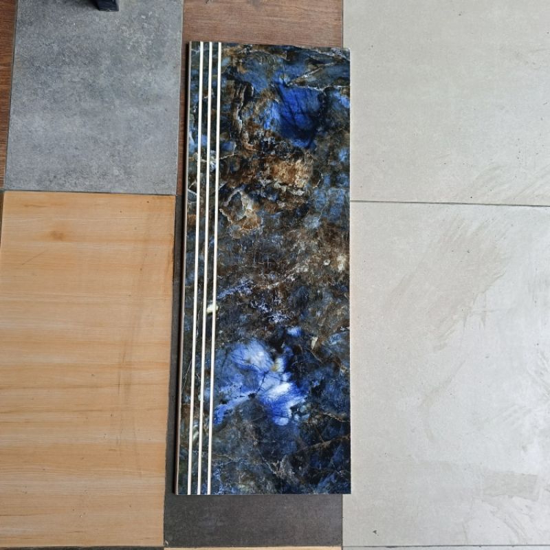 Granit tangga 30x80 motif marmer platinum