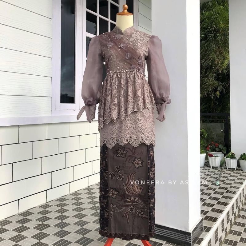 RENT/SEWA Kebaya Set Rok Batik Wisuda/Engagemen/Tunangan