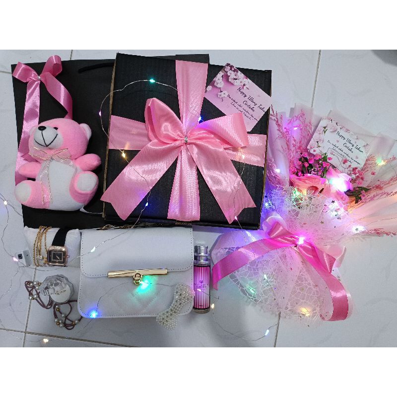

HAMPERS VALENTINE / HAMPERS ULTAH / HAMPERS ANNIVERSARY / KADO CEWE / KADO ULTAH / KADO VALENTINE / TAS CEWE / KADO KEKINIAN / BONEKA / KALUNG / CINCIN / JAM TANGAN / GELANG TANGAN
