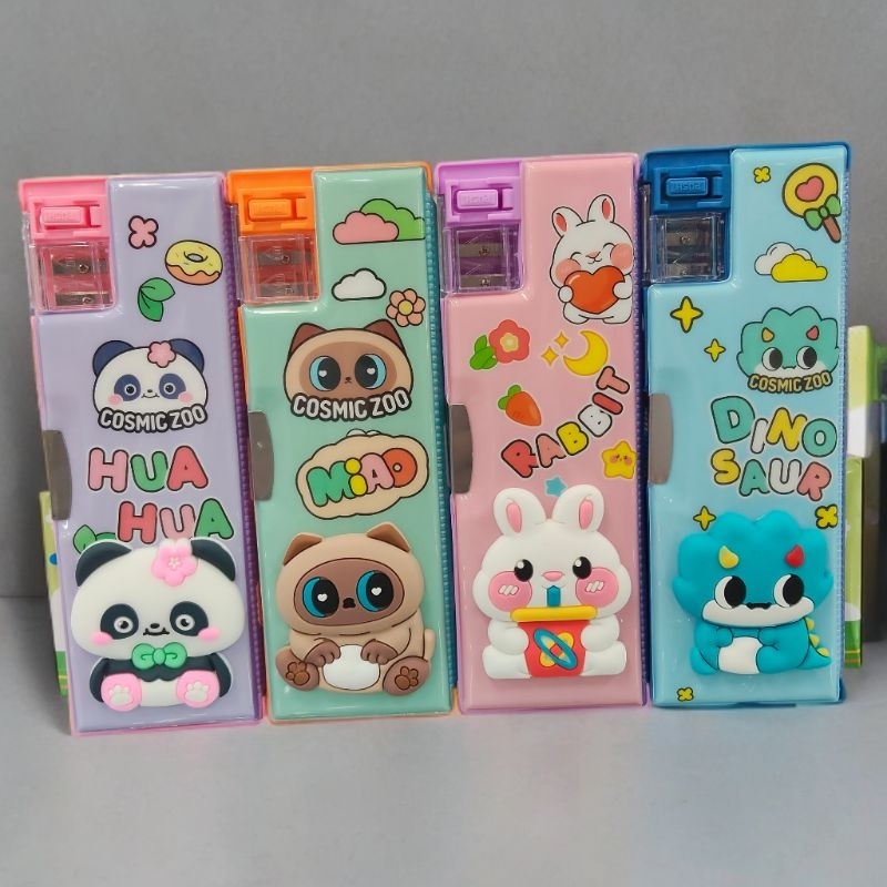 

Kotak Tempat Pensil Magnet Dua Sisi + free Rautan Karakter Timbul Cosmic zoo | Tempat Pensil Karakter Cosmic Zoo