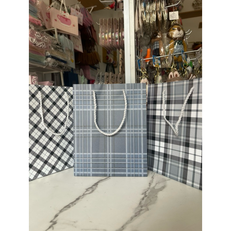 

Paper Bag Motif Kotak Kotak Abu Abu Putih Premium Kualitas Tinggi Tas Kado Hadiah