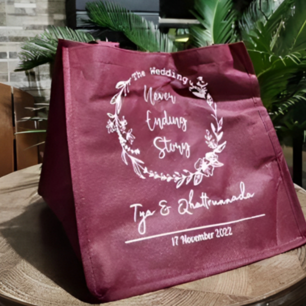 

gift bag / shopping bag / tas custom sablon murah souvenir aqiqah / hajatan /tas ukuran 22x20x25