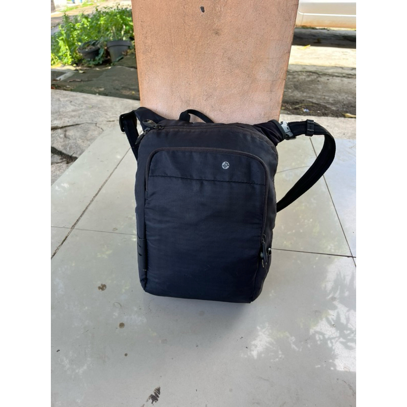 Sling bag PACSAFE