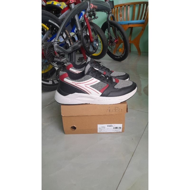 Sepatu Diadora Casual