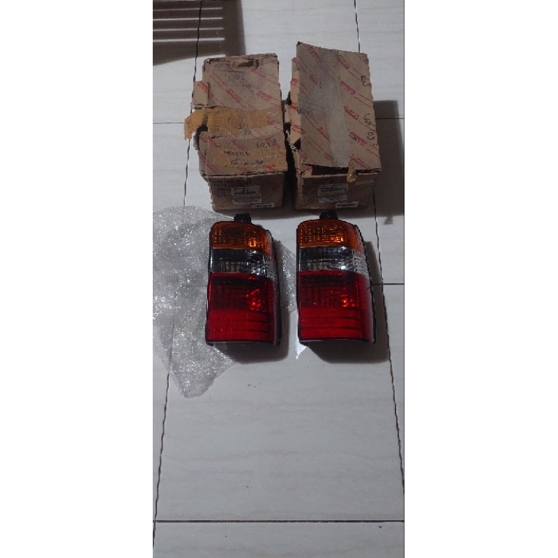 Stoplamp Lampu Stop Lampu Belakang Kanan RH Kijang Kapsul 2003-2004 Ori 81550-0B080